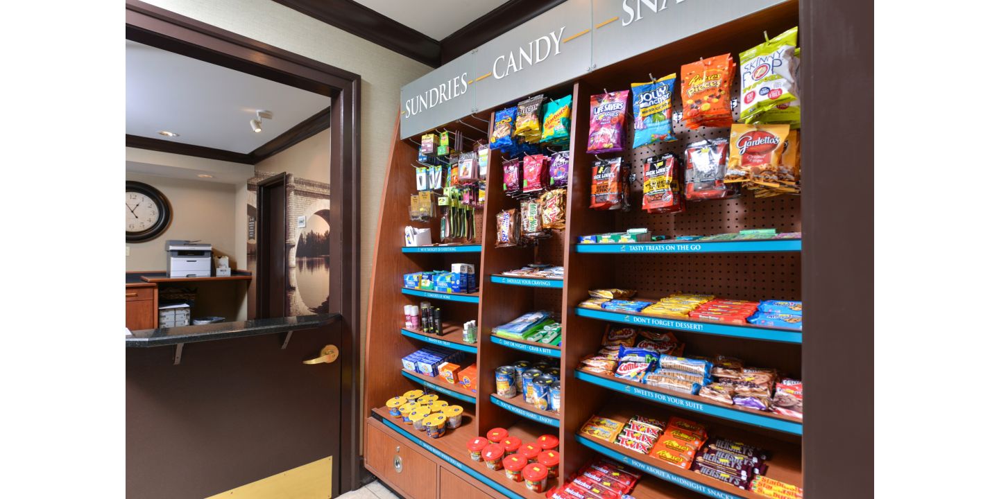Besoin d'une collation pour le milieu de l'après-midi ou la fin de soirée ? Notre office est totalement approvisionné en snacks, repas micro-ondes, soda, jus de fruits, bière et vin.